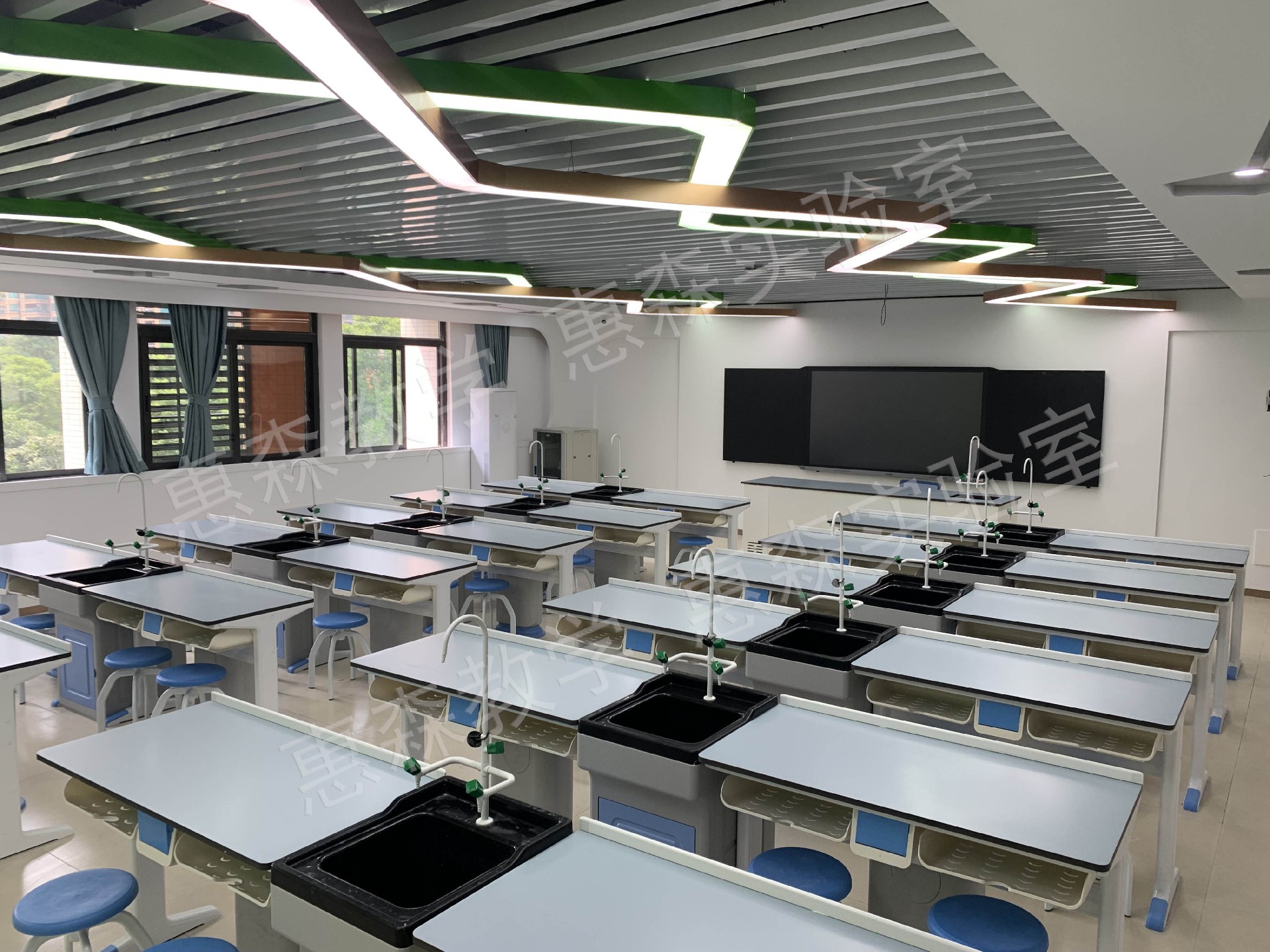 1682309698198156.jpg 化學實驗室